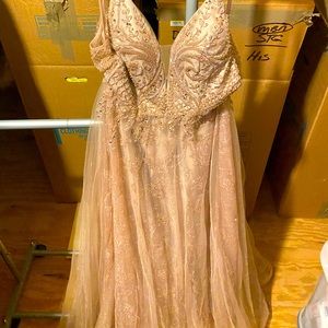 Classy brand new 4-layered beaded prom grown! Never worn due to Covid Pandemic.